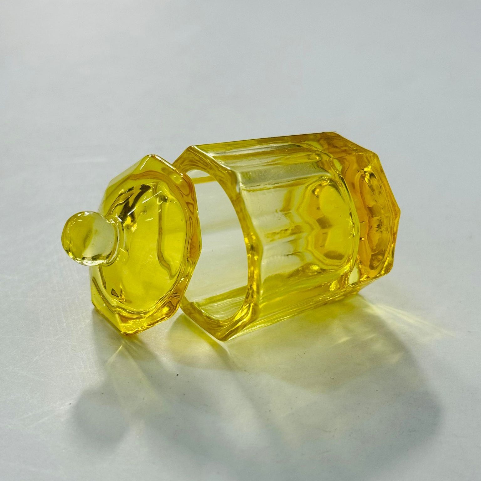 Octagon Crystal Dappen Dish with Lid - Yellow (PCS) - DTK Nail Supply